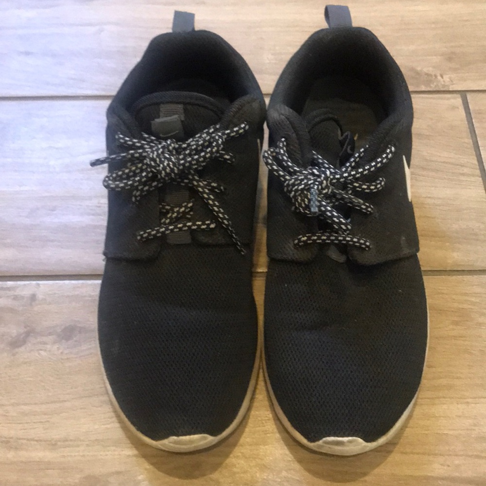 Girls Black Nike Roshes